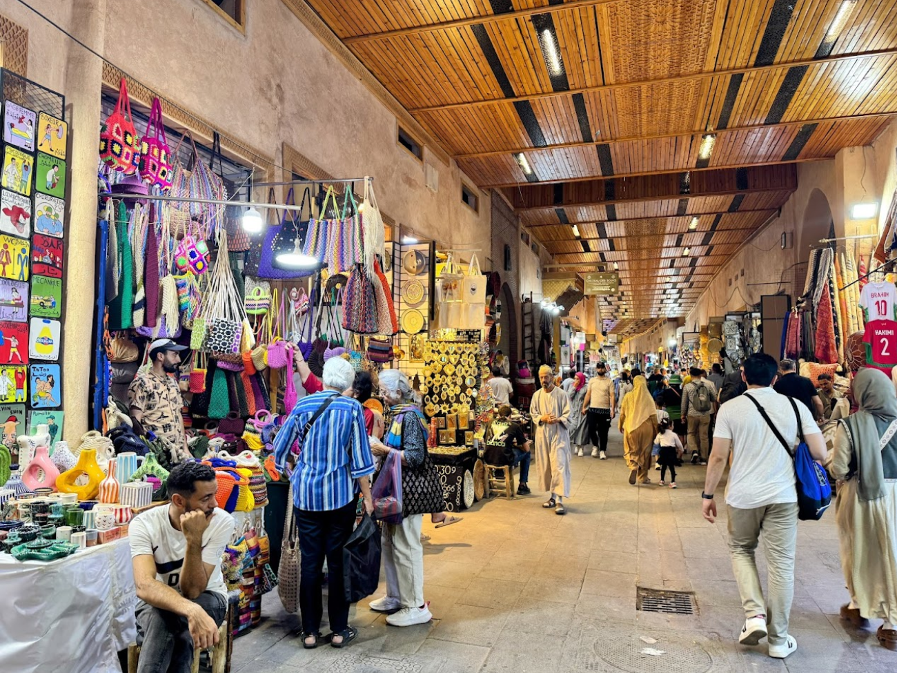 Dwalen door de kleurrijke souks van de medina