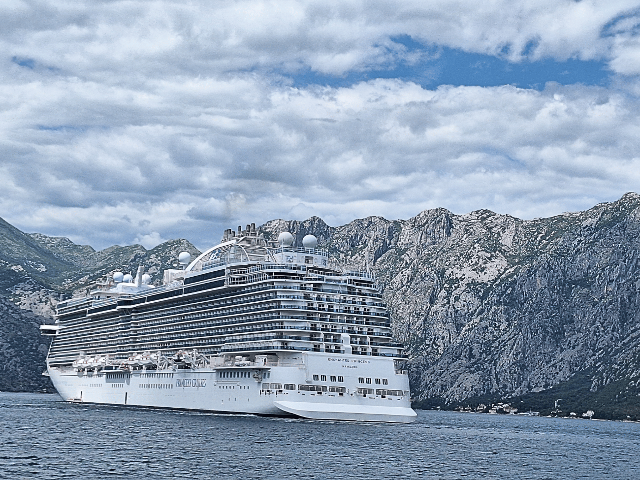 Uitzicht als je naar het schip toe vaart in Kotor