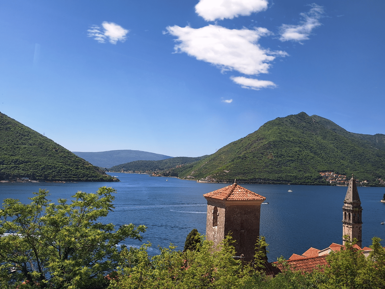 Prachtige uitzichten langs de baai van Kotor